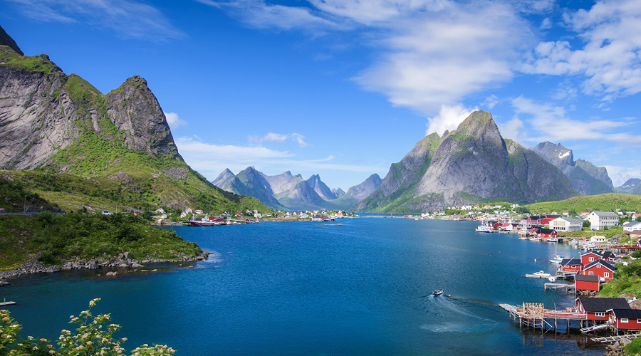 Who Suits a Guest Crew? Any one who wants to visit Lofoten!